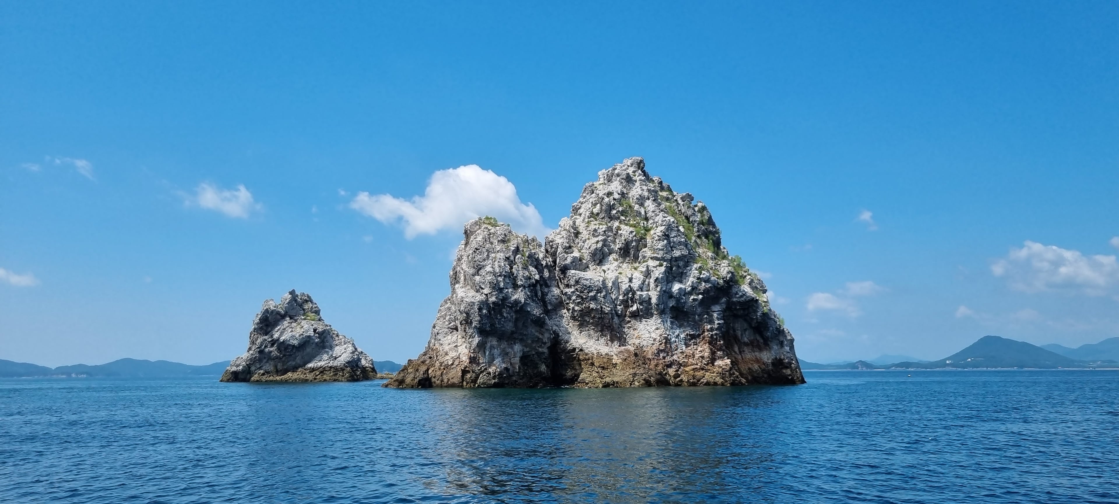 잔잔한 남해 바다와 바위섬
