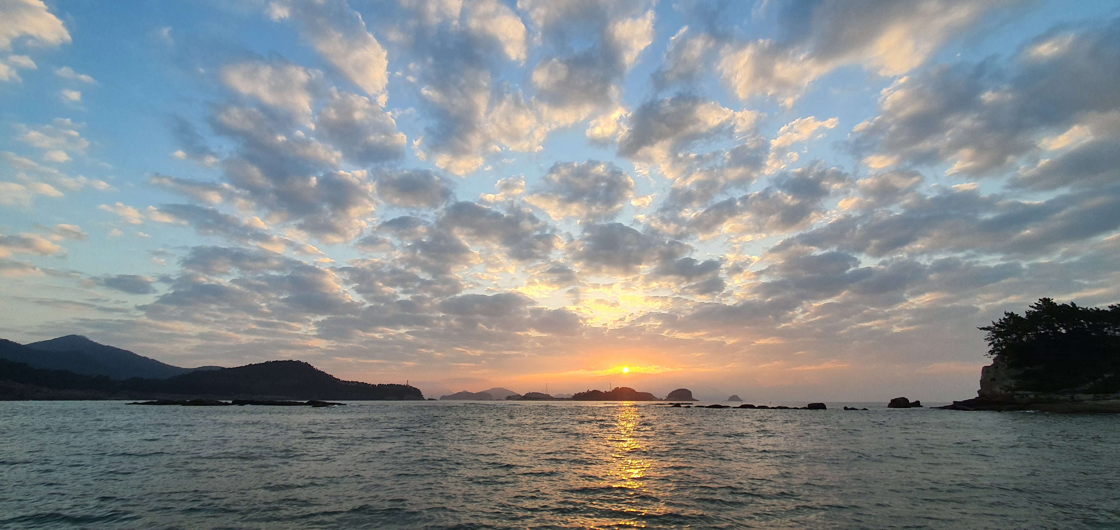 남해 바다 위로 비치는 따뜻한 햇살